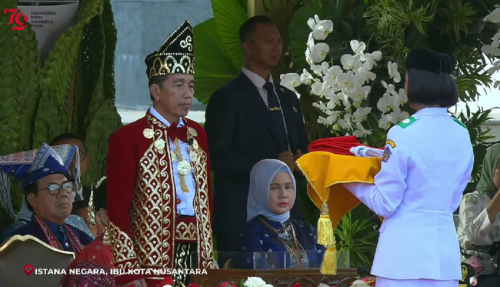 Jokowi Pilih Baju Adat Baamar Galung Pancar Matahari di Upacara Penurunan Bendera, Ini Maknanya