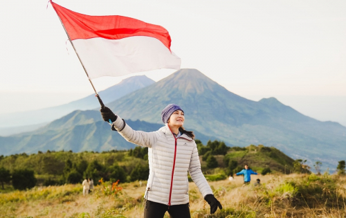 Rayakan HUT Ke-79 RI di Gunung Prau, Luna Maya Ajak Masyarakat Lestarikan Alam Indonesia