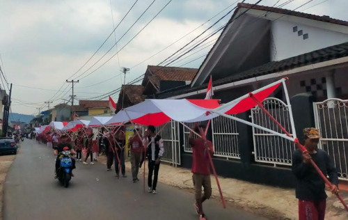 HUT Ke-79 RI, Warga Sukabumi Kibarkan Bendera Merah Putih 79 Meter