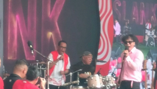 Aksi 2 Menteri Jokowi Manggung Bareng Slank, Pak Bas Gebuk Drum