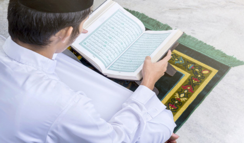 4 Waktu Istimewa Membaca Surat Al Ikhlas Beserta Keutamaannya