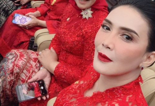 Potret Rieke Diah Pitaloka di Pelantikan DPR RI, Menyala Pakai Kebaya Merah