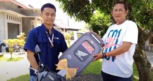 MNC Finance Beri Hadiah Motor ke Nasabah di Kuningan