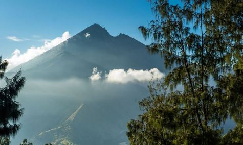 Dua Pendaki Asal Jakarta Jatuh di Tebing Gunung Rinjani, Satu Masih Hilang