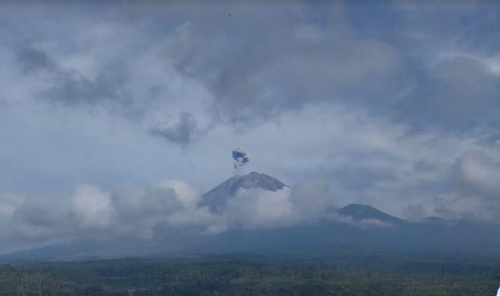 Gunung Semeru Erupsi 8 Kali Beruntun, Warga Radius 8 Km Diminta Menjauh