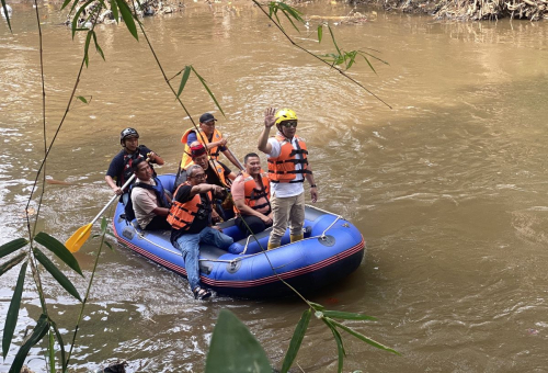 Ridwan Kamil Susuri Kali Ciliwung hingga Bermain Panahan Bareng Anak-Anak