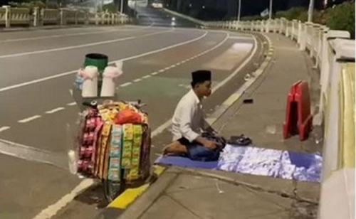 Viral Abang Kopi Keliling Parkir Sepeda Dagangannya dan Sholat di Pinggir Jalan, Netizen: Keren