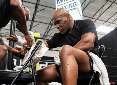 Mike Tyson Menang KO Lawan Jake Paul, Karier si Anak Problematik Langsung Kelar!