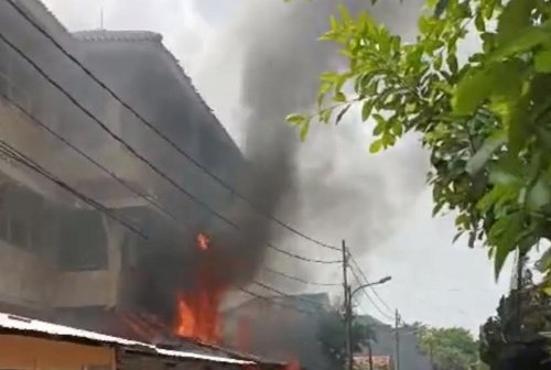 SDN Cempaka Baru Terbakar Siang Ini, Damkar Lakukan Pendinginan