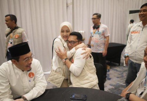 Ridwan Kamil Akhiri Debat Perdana Pilkada Jakarta dengan Nyanyian dan Pelukan Hangat dari Atalia