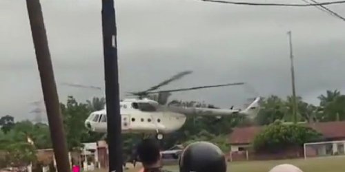 Helikopter Milik BNPB Mendarat Darurat di Lapangan Sepak Bola