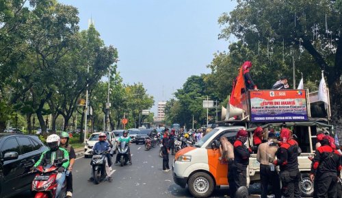 awas-ada-demo-buruh-jalan-medan-merdeka-jakpus-macet