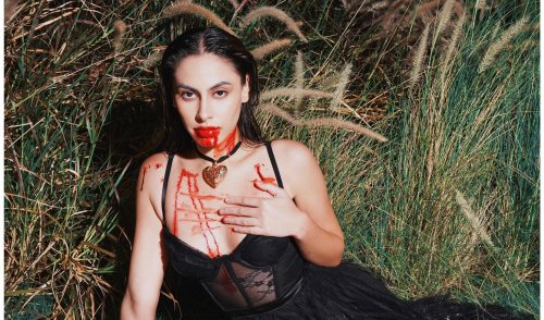 cantiknya-valerie-thomas-jalani-pemotretan-dengan-tema-halloween-tampil-seksi-pakai-dress-minim