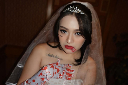 Seksinya Natalie Holscher Cosplay Jadi Bloody Bride, Disebut Mirip Amanda Manopo