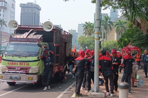 Ada Demo Buruh Tolak UU Ciptaker, Jalan Merdeka Barat Jakpus Ditutup