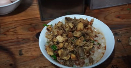 Viral Bukan Diaduk atau Dicampur, Mahasiswa Ini Makan Bubur dengan Dikenyot