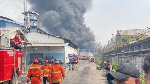 Kebakaran Melanda Pabrik di Bekasi, Petugas Masih Padamkan Api