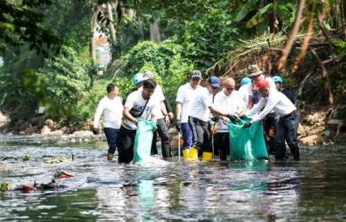 Menteri LH Nyemplung Bersihkan Sampah di Kali Cipinang, Ternyata Jadi Tempat Pembuangan Tinja Ilegal