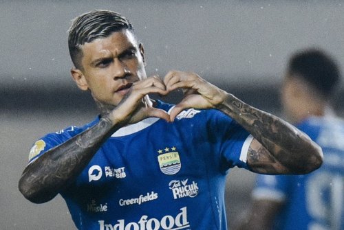 hasil-babak-pertama-persib-bandung-vs-semen-padang-di-liga-1-2024-2025-ciro-alves-bawa-maung-bandung-unggul-1-0