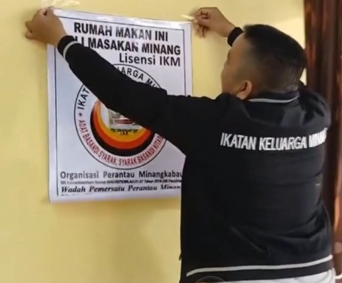 Viral Ormas Pasang Poster Lisensi Rumah Makan Padang yang Asli Orang Minang, Netizen: Rasis!