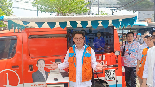 Sapa Warga Cilandak, Ridwan Kamil Pamer Mobil Curhat