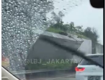 tembok-pembatas-tol-cinere-jebol