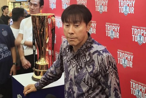 shin-tae-yong-kenakan-batik-saat-hadiri-tur-trofi-piala-aff-2024-di-jakarta-disambut-antusias-penggemar