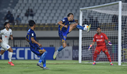 Persib Bandung Hadapi Lion City Sailors di Rumput Sintetis, Bojan Hodak: Keuntungan Mereka