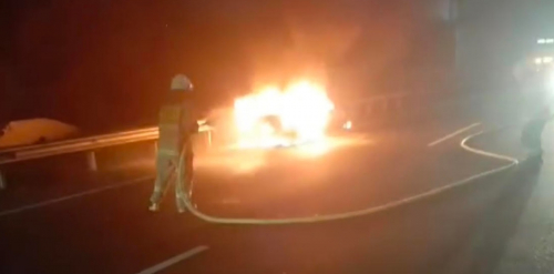 Mercedes-Benz Ludes Terbakar di Tol Cikampek