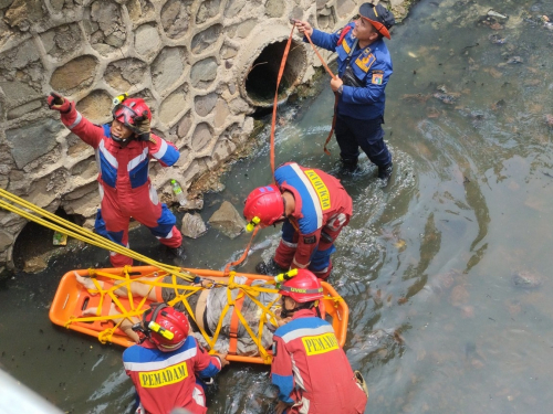 Dramatis! Damkar Evakuasi Pemotor yang Terjun ke Kali di Jakbar