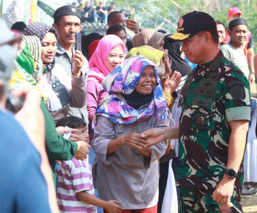 Ketika Panglima TNI Serahkan Akta Kelahiran pada Warga Padalarang