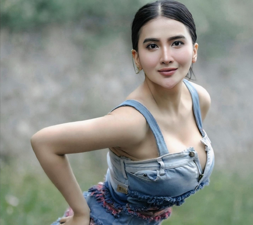 Potret Diana Dee Starlight Pakai Overall Denim, Pose Membusungkan Dada Begitu Menggoda