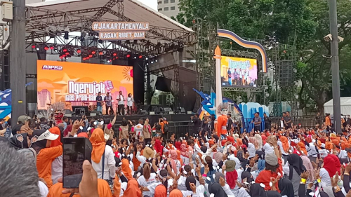 Keseruan Pramono dan Bang Doel Joget Bareng Emak-Emak di Senayan