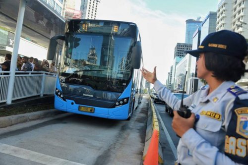 jakarta-diguyur-hujan-sore-ini-rute-bus-transjakarta-dan-mikrotrans-terdampak