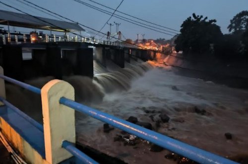 Debit Sungai Ciliwung Meningkat, Bendung Katulampa Bogor Siaga 4