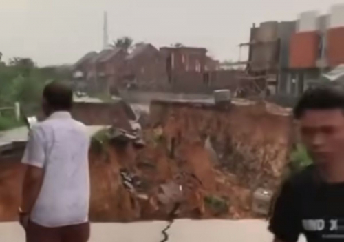 Diguyur Hujan Deras, Jalanan di Tangerang Longsor