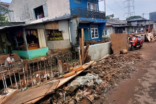 duh-bangunan-liar-warga-jadi-kendala-pembangunan-turap-banjir-di-tangsel