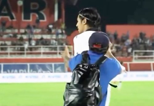 Alasan Suporter Arema FC Masuk Lapangan dan Peluk Pemain Persija Jakarta yang Berakibat Denda Rp30 Juta