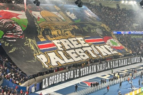 gara-gara-timnas-prancis-bakal-jumpa-israel-spanduk-besar-free-palestine-berkibar-di-laga-psg-vs-atletico-madrid