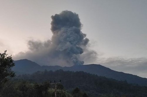 aktivitas-gunung-marapi-terus-meningkat-erupsi-tujuh-kali