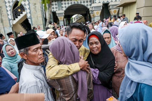 diiringi-tangis-haru-calon-wakil-wali-kota-cilegon-fajar-berangkatkan-warga-ke-tanah-suci