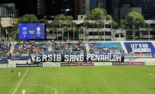 respons-takjub-bojan-hodak-lihat-bobotoh-terbang-ke-singapura-dukung-persib-bandung-lawan-lion-city-sailors-fc