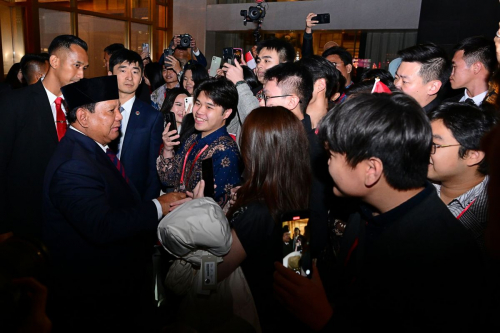 Momen Prabowo Disambut Meriah Mahasiswa dan Warga Beijing