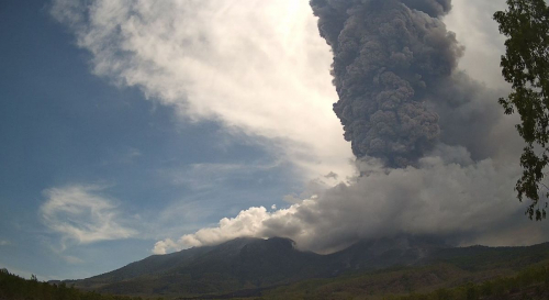 Gunung Lewotobi Laki-laki Kembali Erupsi Dahsyat, Semburkan Abu Vulkanik 4.000 Km