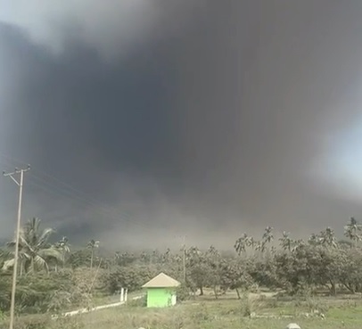 Dahsyatnya Letusan Gunung Lewotobi Sebabkan Langit Flores Timur Gelap Gulita Siang Ini