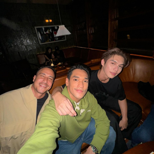 Potret Afgan Selfie Random Bareng Hamish Daud dan Bright Vachirawit, Netizen: Bingung Pilihnya
