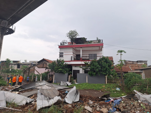 Penampakan Atap Rumah Warga yang Terbawa Angin Puting Beliung sampai Jalur Kereta Whoosh