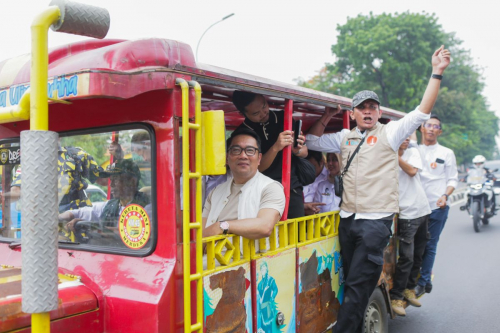 Ridwan Kamil Sapa Warga Ciracas dengan Mobil Odong-odong