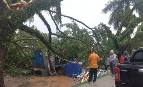 Lebak Porak-poranda Disapu Angin Kencang, Rumah Rusak dan Jalan Soetta Tertutup Pohon Tumbang