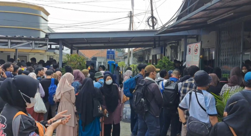 Truk Terguling Tutupi Jalur Kereta, Penumpang Membeludak di Stasiun Rangkasbitung